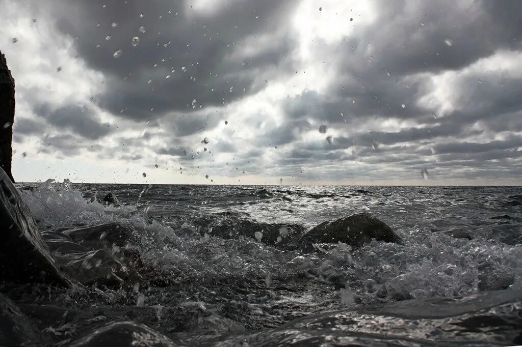 Приходилось ли вам наблюдать. Шторм на белом море. Дождь на белом море. Белое море шторм фото. Картина шторм на белом море.
