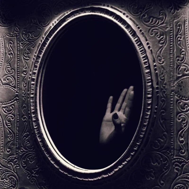 Черные не отражаются. Мистика черное зеркало. Мистическое зеркало. Зеркало мистика. Отражение в зеркале.