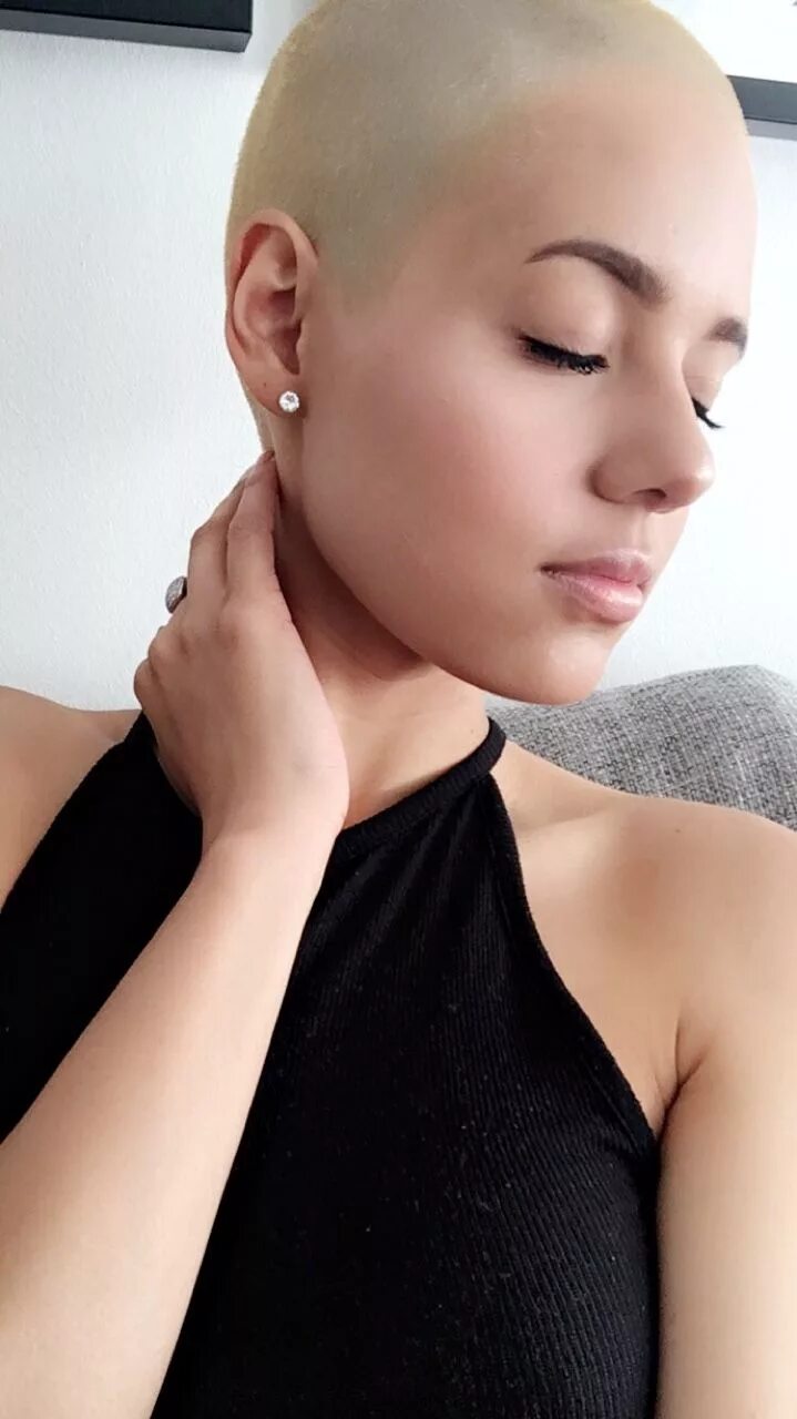 Бритые фото. Headshave bald 551. Бритые женские головы. Женские стрижки бритые голова. Женские стрижки с лысиной.