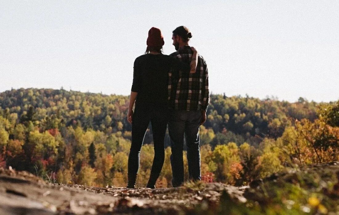 Красивая девушка с парнем. С парнем после 3. С парнем после 3. Фильм после захода солнца нельзя выходить на улицу как называется. Хиро файнс-тиффин и джозефин лэнгфорд поцелуй.