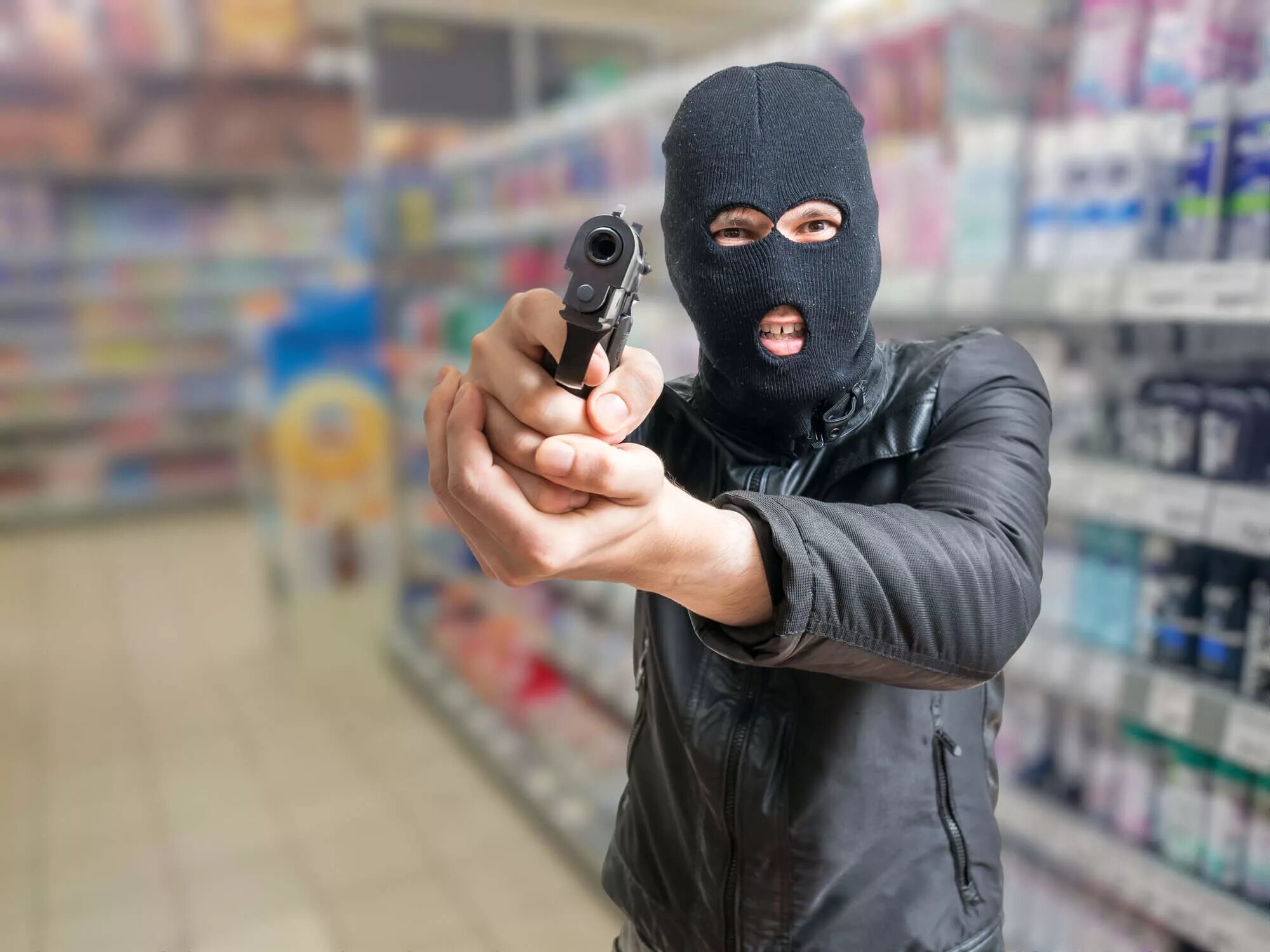 Ограбление магазина. Грабитель в магазине. Грабитель с оружием. Ограбление магазина в маске.