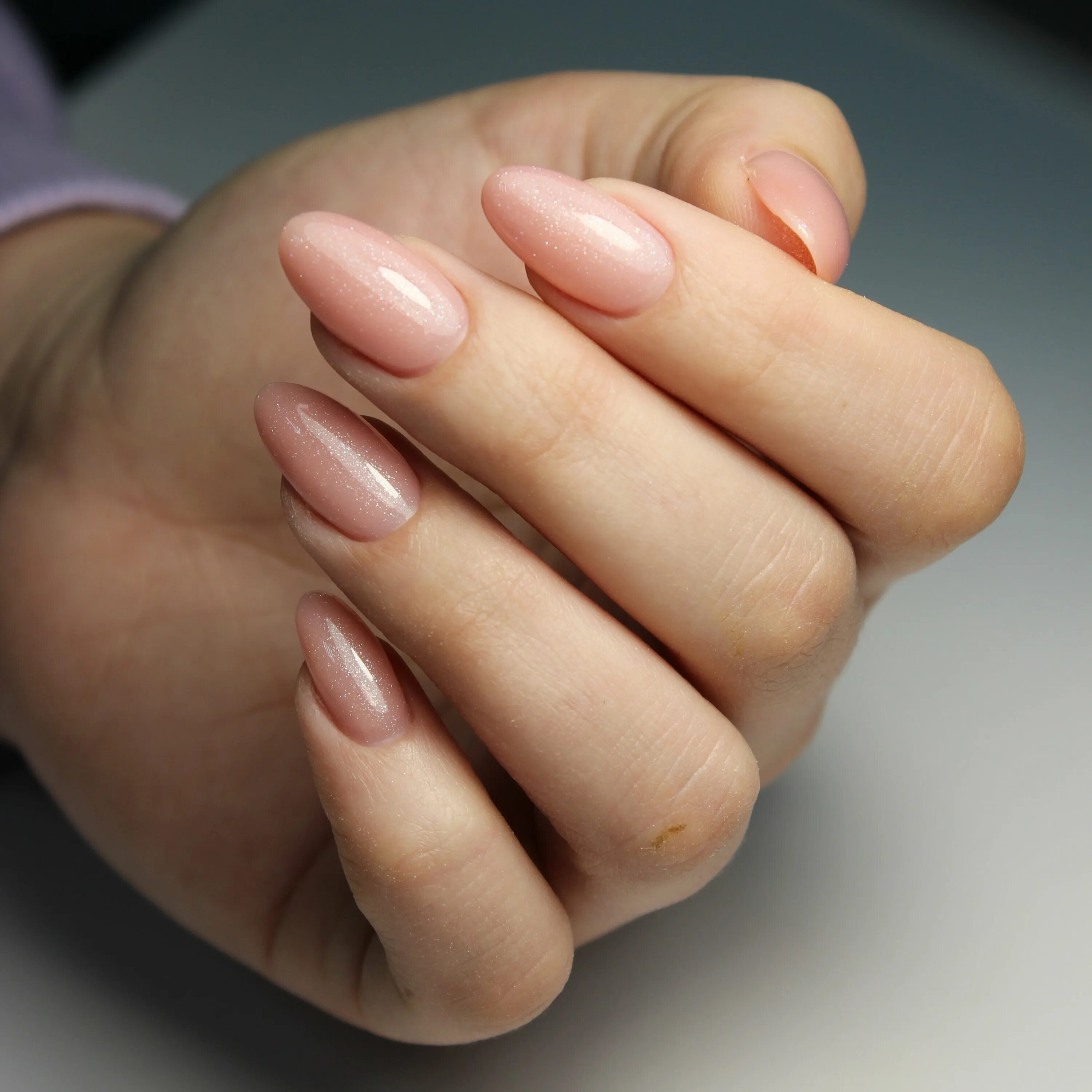 Натуральные ногти. Маникюр натуральных оттенков. Ногти под натуральные. Натуральный маникюр на коротких ногтях. Маникюр градиент нюдовый.