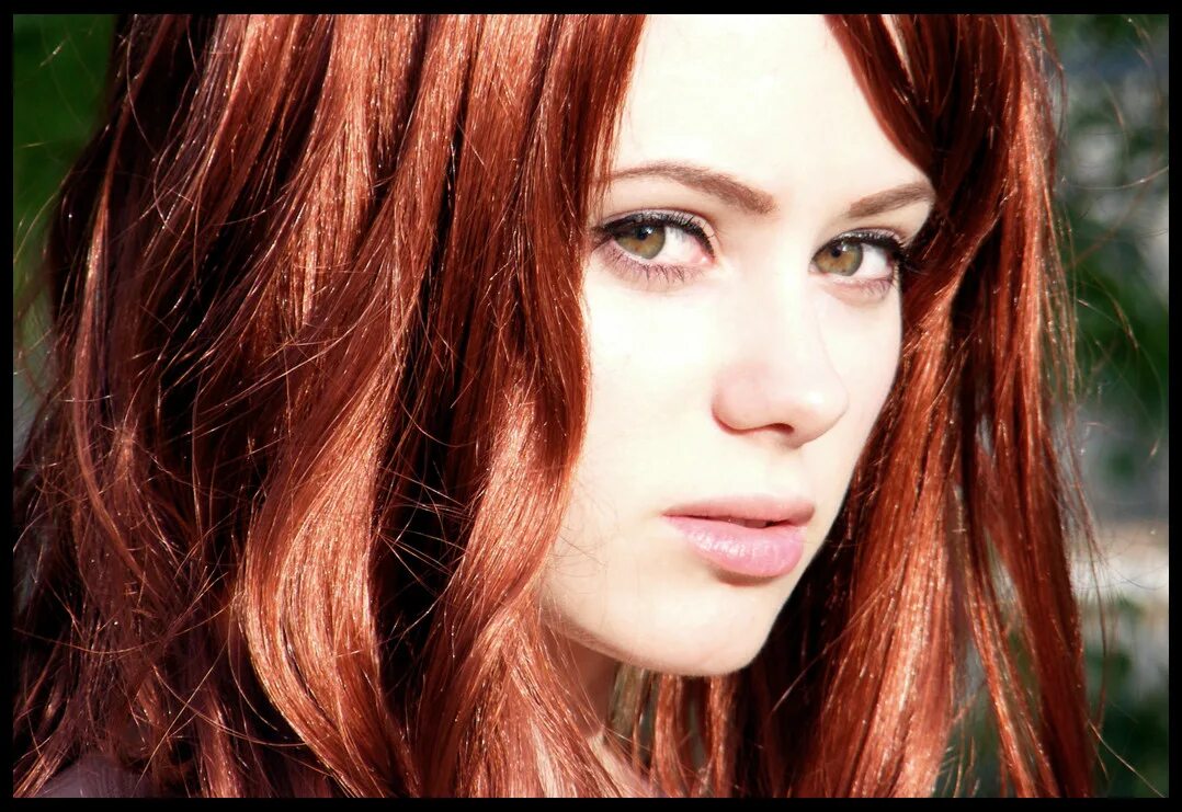 девушка с рыжими волосами. рыжеволосая модель лесли аллен. темно рыжий и карие глаза. вечерний макияж для рыжеволосых. темно рыжий и карие глаза.