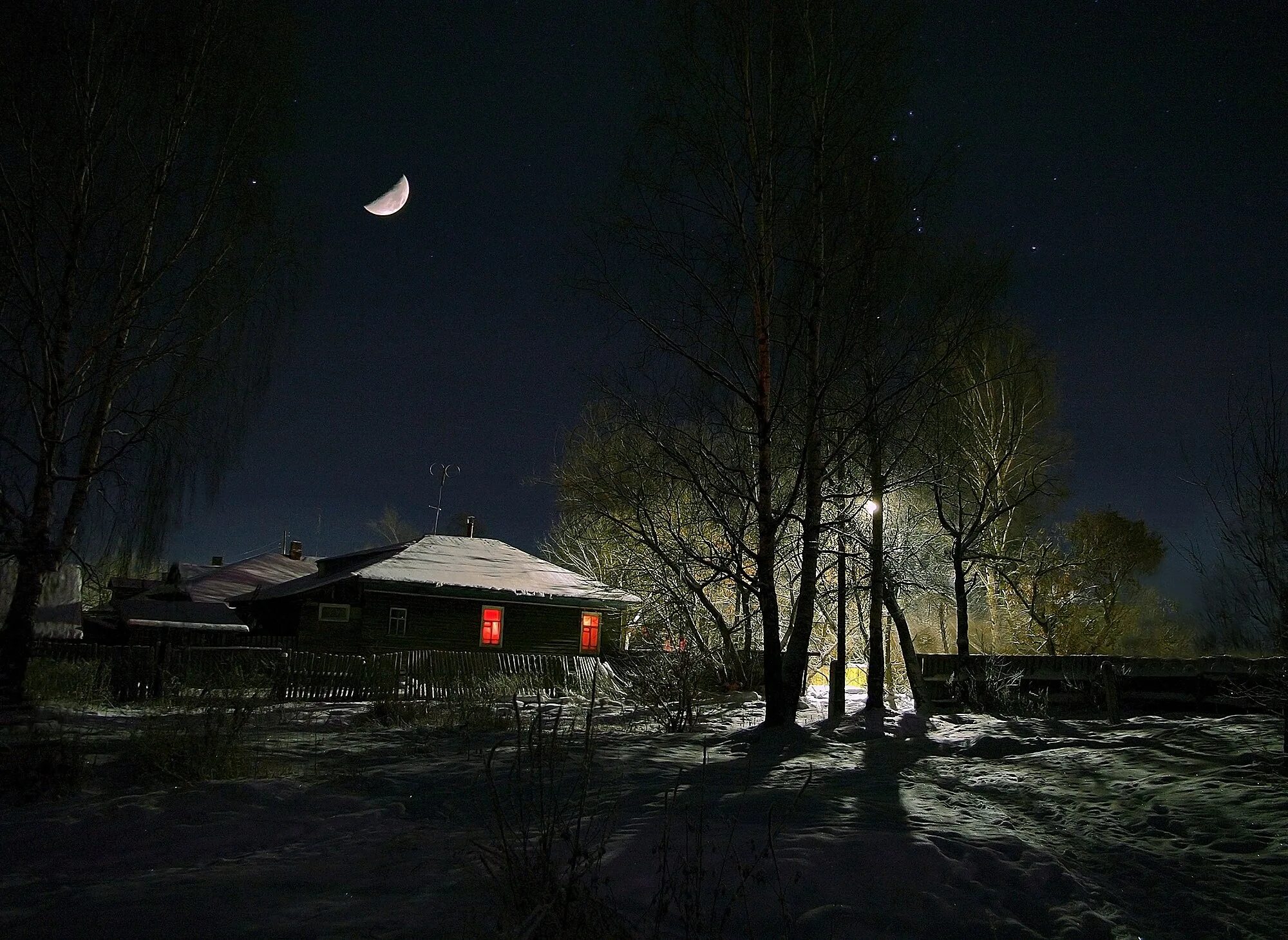 Луна поднималась и освещала. Лунная ночь в деревне. Зимняя ночь. Ночная зимняя деревня. Зимний ночной пейзаж.