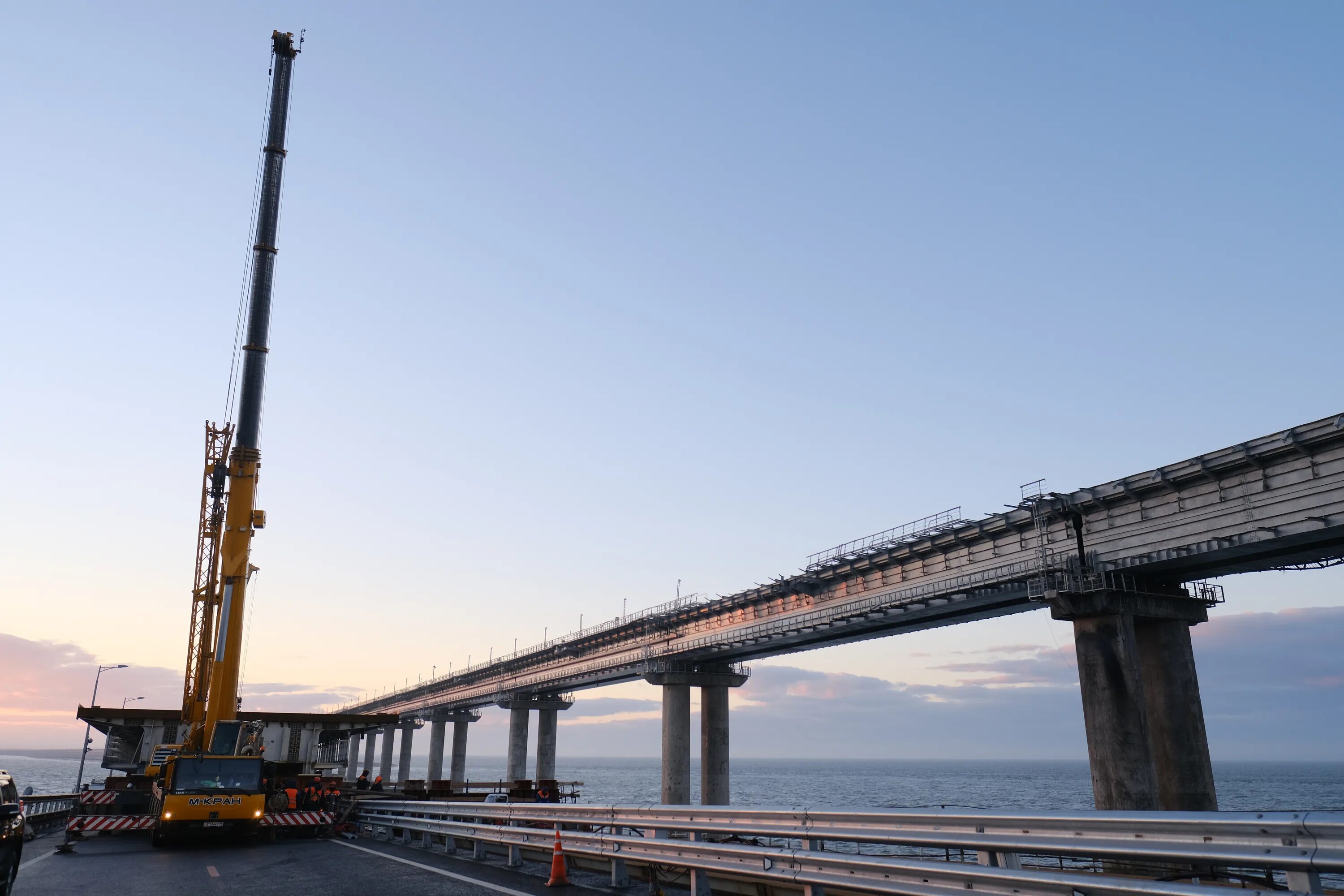 Почему закрыли крымский мост в крыму. Керченский мост надвижка. мост через керченский пролив. надвижка пролетов крымского моста. крымский мост 2025.