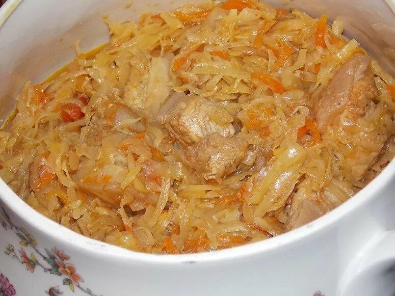 Какой приготовить из свежей капустой. Бигус. бигус с мясом. бигус из свежей капусты с картошкой и тушенкой. как приготовить бигус с цветной капустой.
