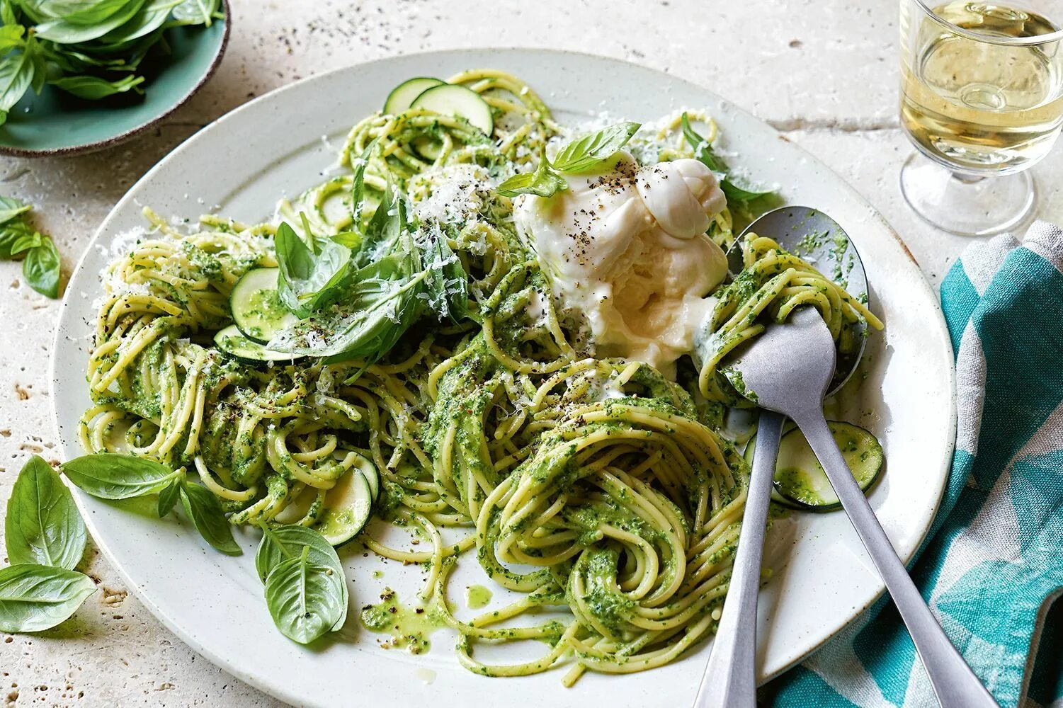 Паста Pesto. Спагетти из цуккини с песто. Паста из цукини в сливочном соусе. Паста с соусом песто и беконом. Соус цукини