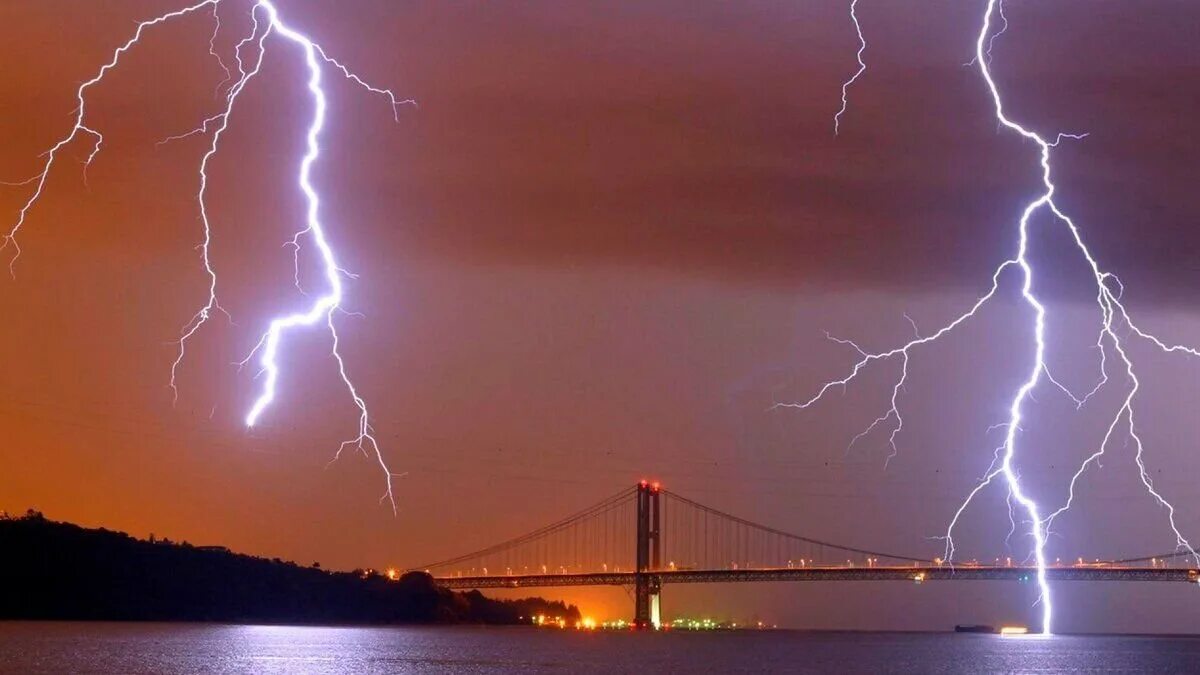 Фразы про молнию. Звездное небо с молнией. Гром и молния во сне к чему снится. Ноябрьская гроза. Увидеть во сне молнию.