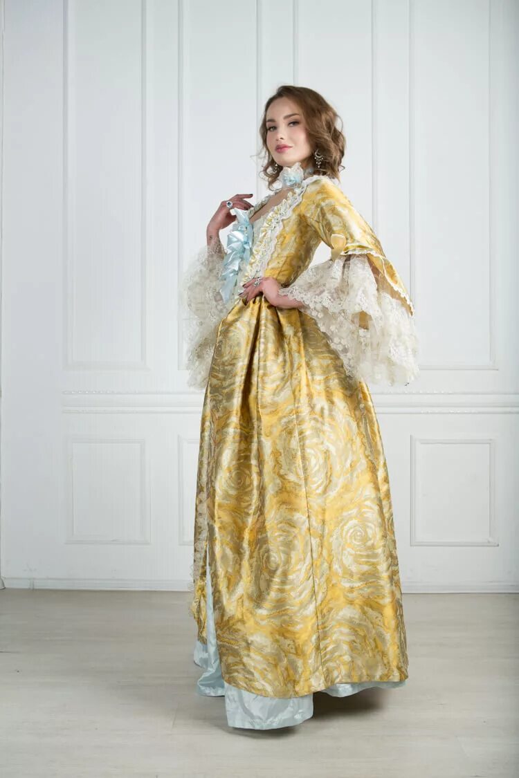 Мода версаль. Платья золотого века. Золотое платье 18 век. Золотистое платье 18 века. Свадебные платья золотого века.