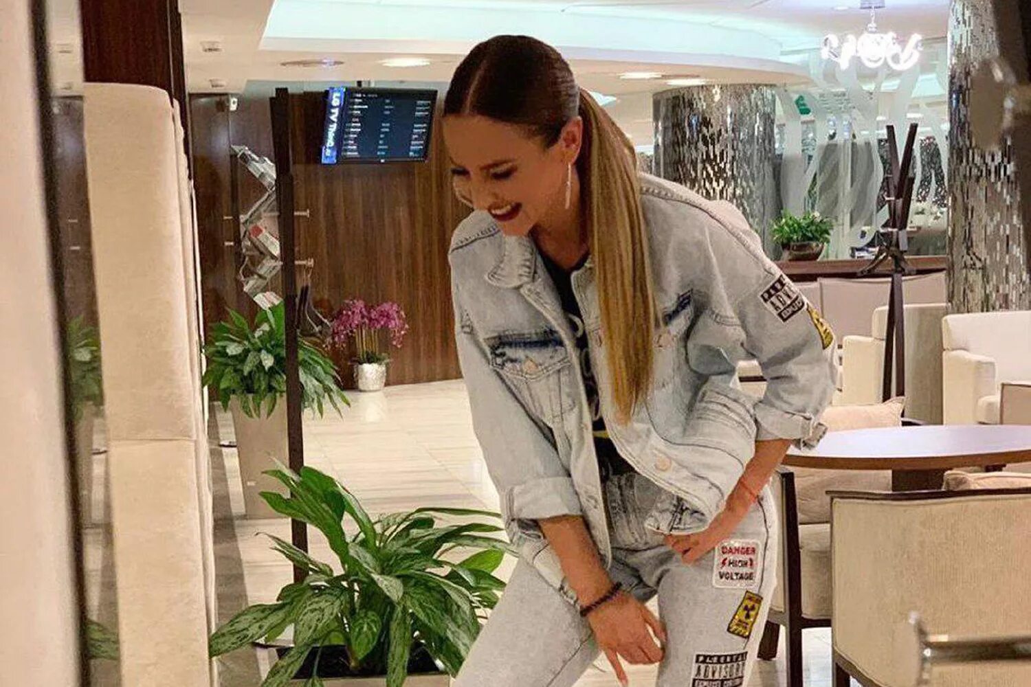 Куртка парка ольга бузова. Ольга бузова туфли. Ольга бузова в пуховике. Анастасия решетова в кожаной куртке. Пуховики ольги бузовой 2020.