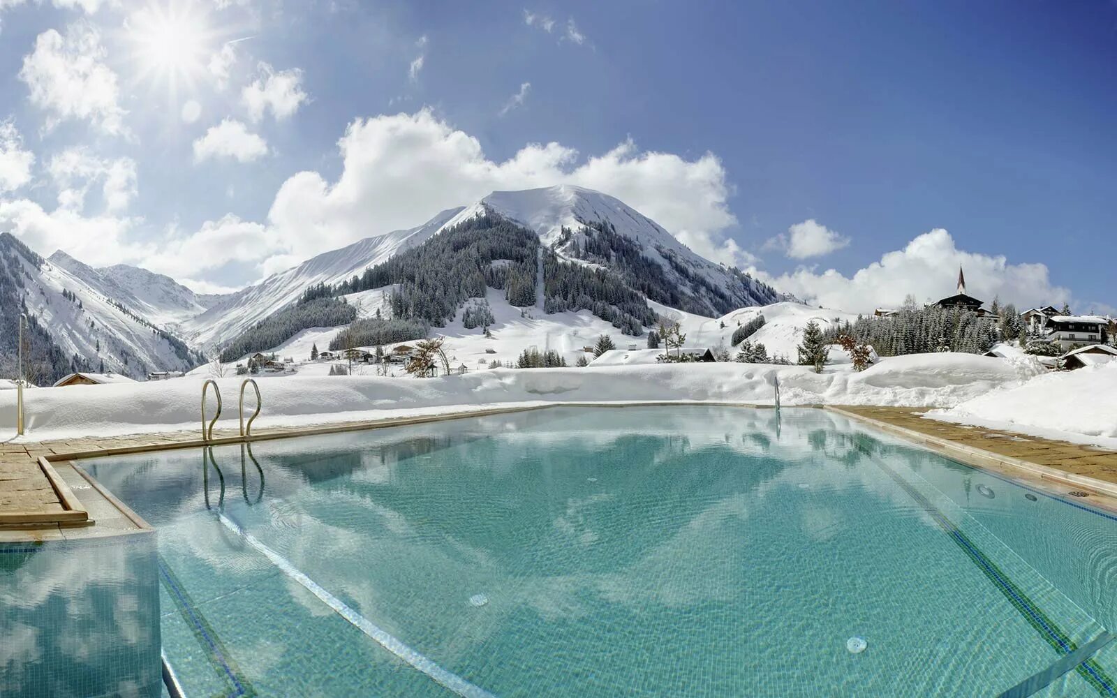 Отели с бассейном с видом на горы. Красная Поляна Сочи термальный бассейн. Швейцария вилла Honegg. Отель бассейн Тироль Альпы. Термы в Альпах.
