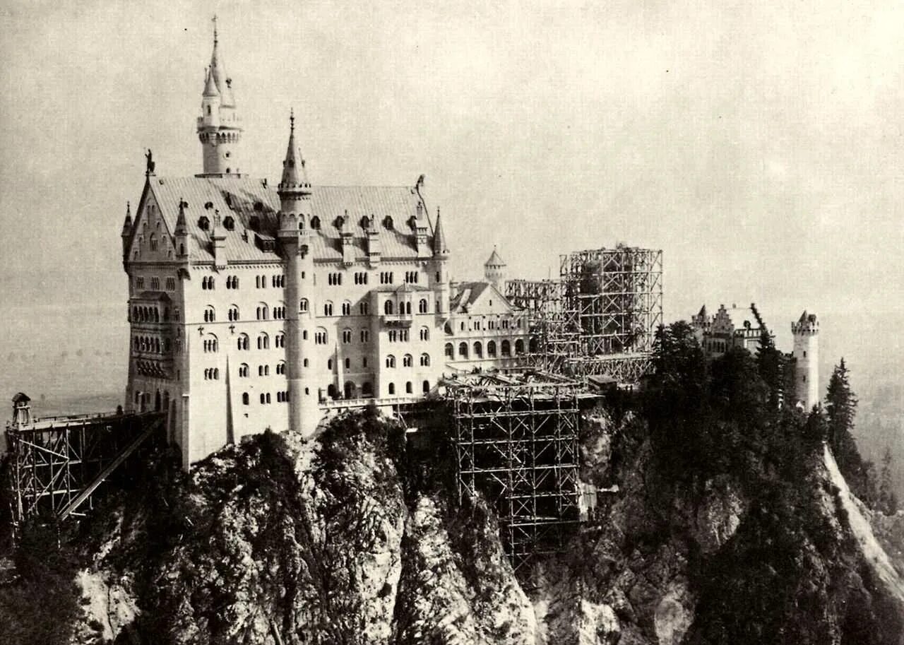 Когда был построен замок. Замок Нойшванштайн Бавария Германия 19 век. Замок Вагнера Нойшванштайн. Замок Нойшванштайн история строительства. Строительство замка Нойшванштайн.