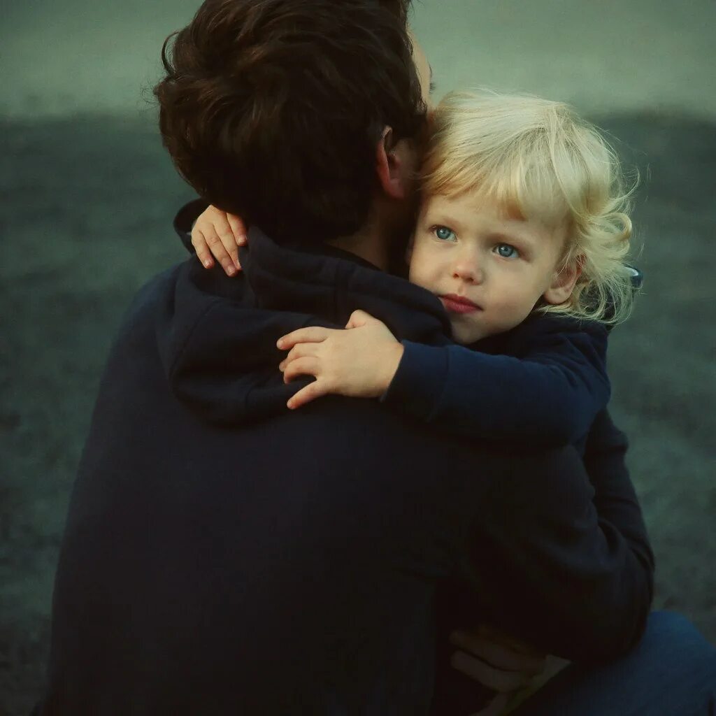 Я хочу сына и дочку и точка. Объятия. Любовь к ребенку. Объятия детей. Мужчина обнимает ребенка.