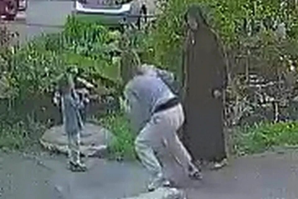 Женщина в хиджабе напала на женщину с ребенком. Нападение на женщину фото. Видео нападения на женщину в Братске.