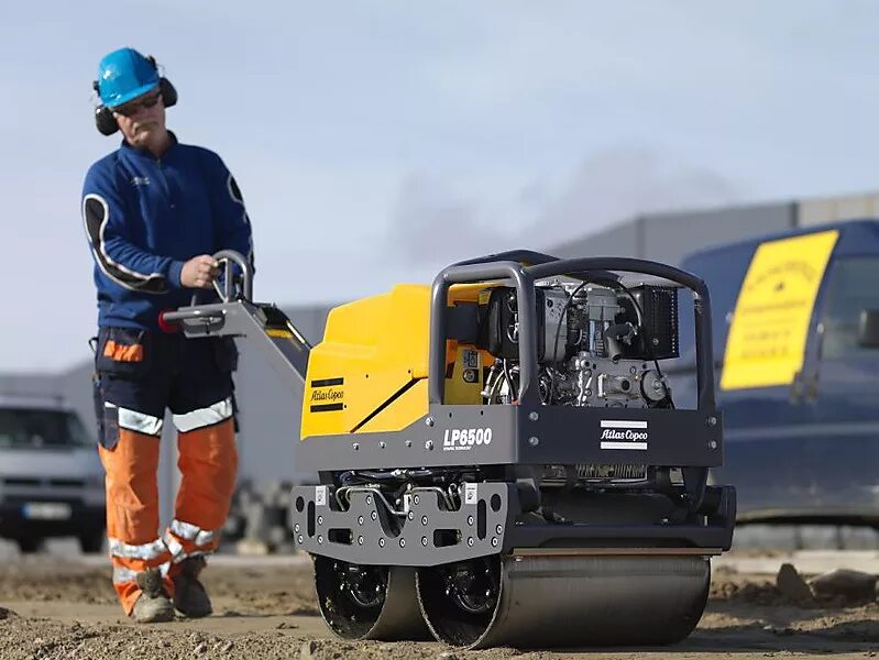 Машина для катков. Пневмотрамбовка для уплотнения грунта. Atlas Copco техника. Вибротрамбовка Atlas Copco lt800. Траншейный виброкаток Bomag bmp 8500.