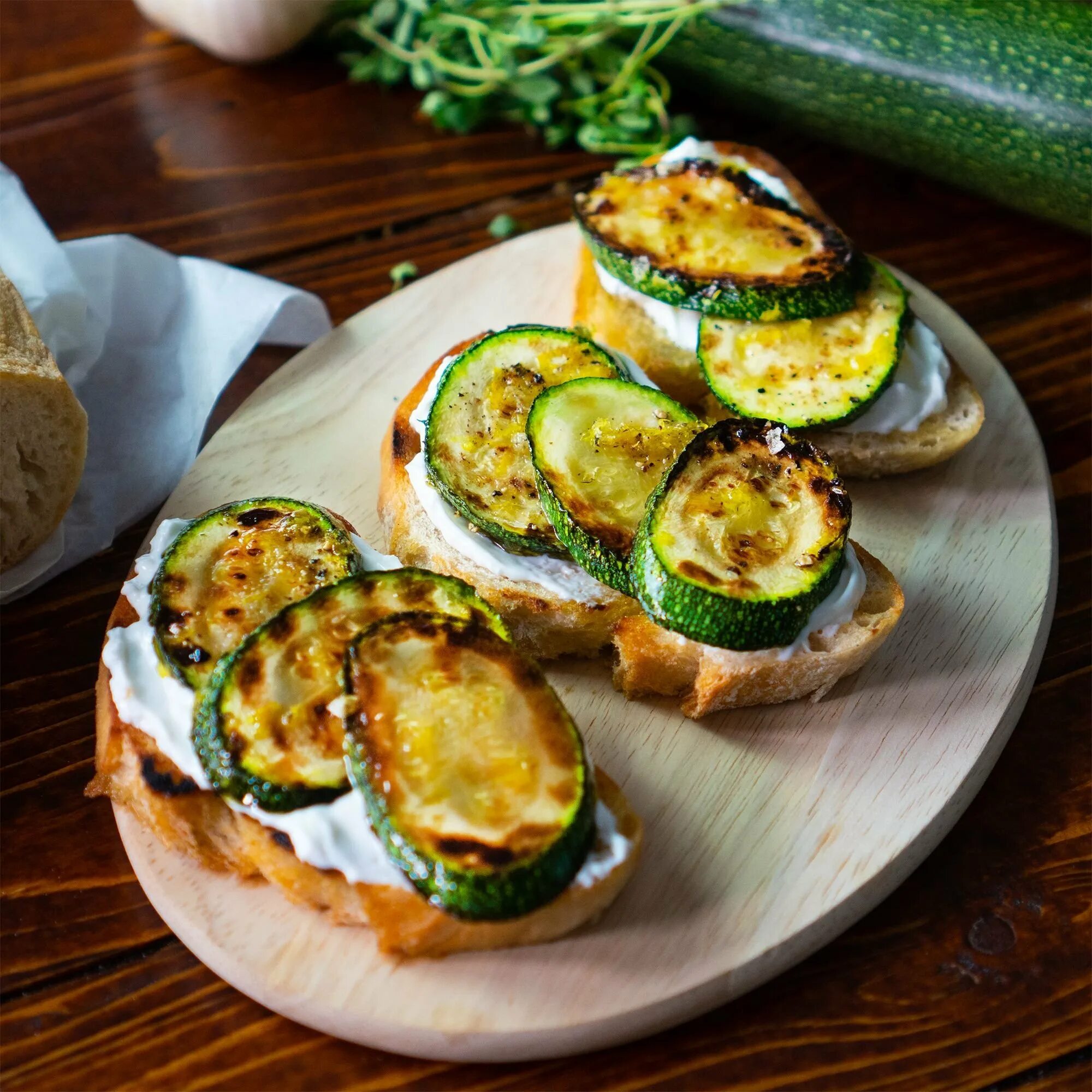 Брускетты с мидиями. Брускетта с мидиями и творожным сыром. Брускетты с мидиями. Брускетта с мидиями. Брускетты с мидиями и помидорами.