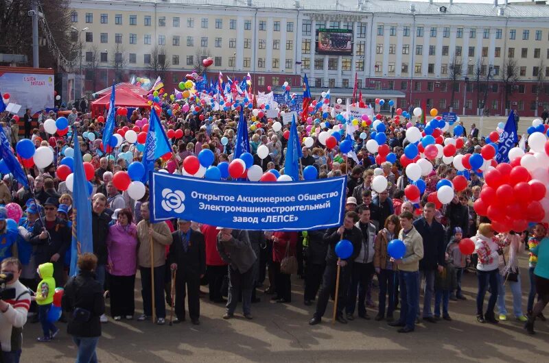 1 мая мурманск. 1 Мая Киров. Митинг профсоюзов. Профсоюзы Кирова. Завод первого мая Киров.