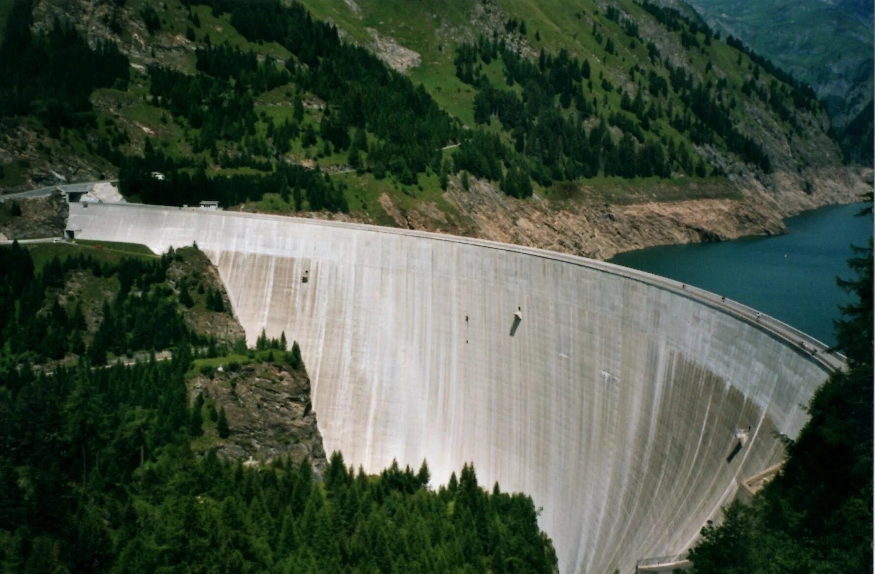Стоит огромная стена. Луззоне Швейцария плотина. Дига де Луззоне. Дамба в Швейцарии 165 метров. Дамба Луццоне в Швейцарии.