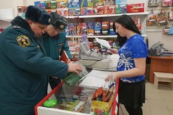 Продавец пиротехники. Продавец фейерверков. продавец петард. продавец в магазине пиротехники. продавец фейерверков барнаул.