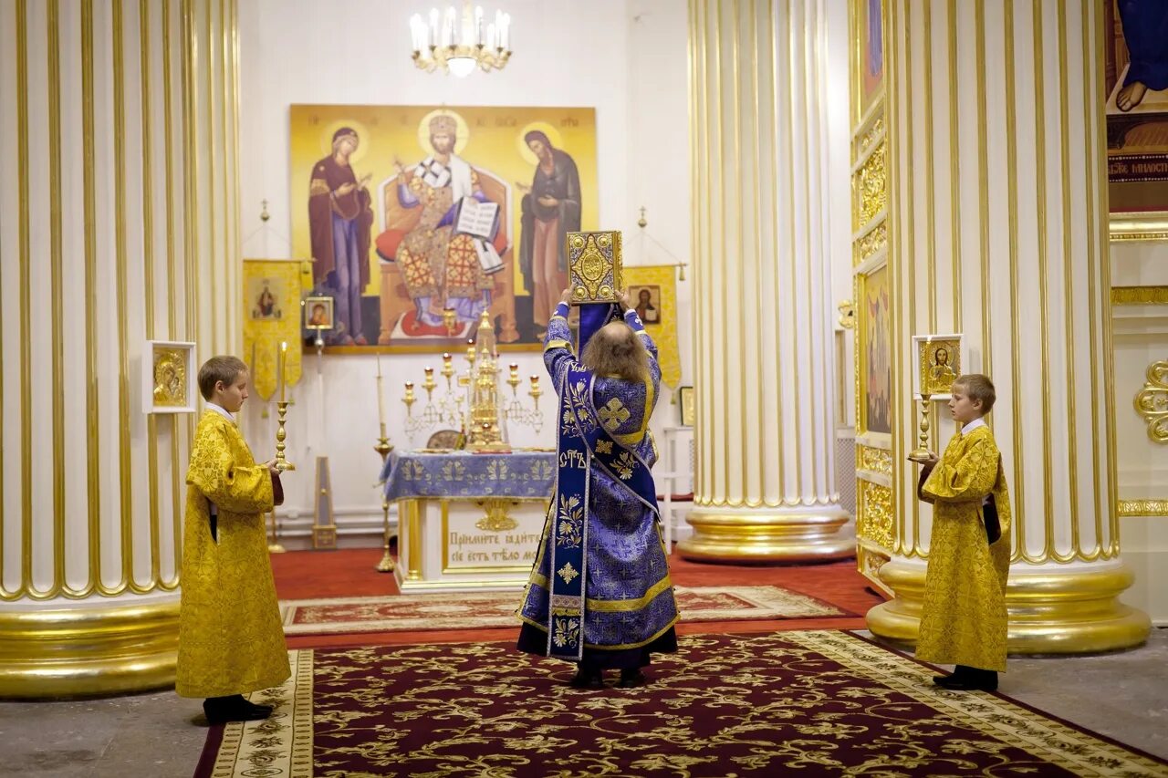 Возглас в богослужении 6 букв. Благословенно царство литургия. Диакон с Евангелием. Литургия оглашенных. Малый выход на литургии.