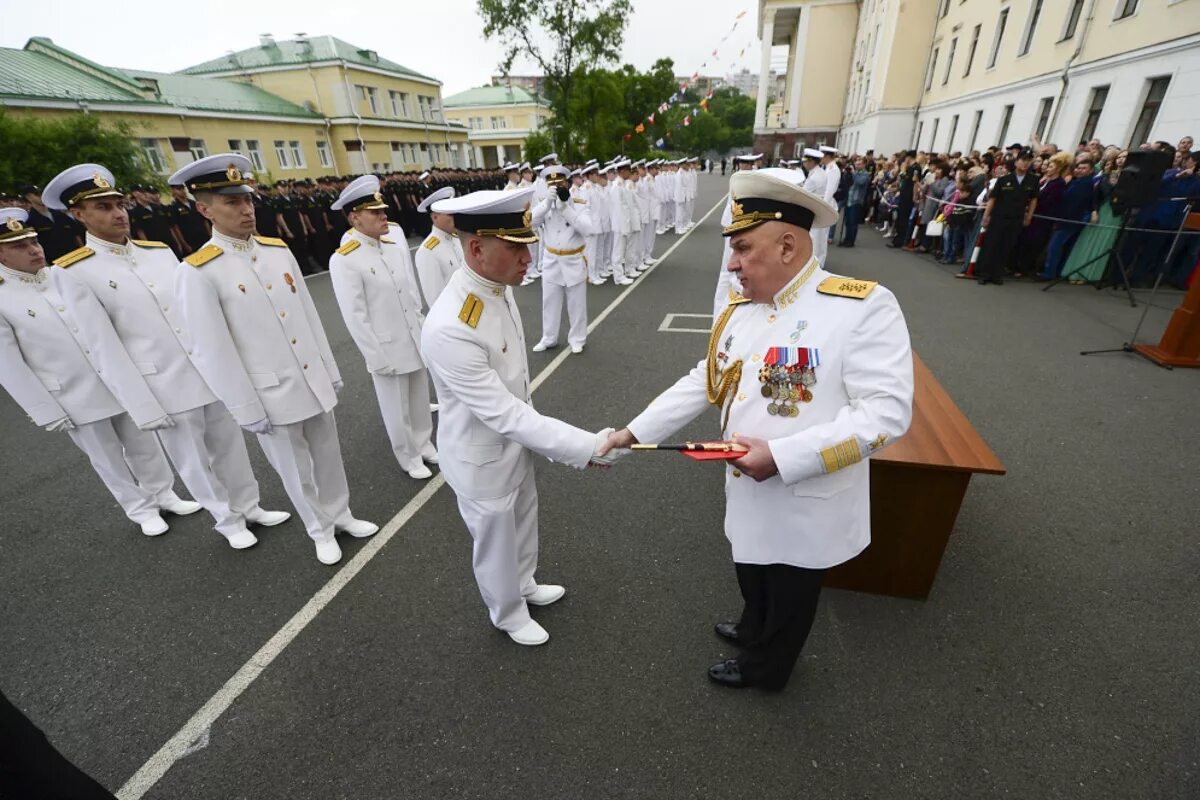 Выпуск чввму 2022. Чввму им нахимова. Выпуск высших военно морских училищах. Товвму владивосток. Тарелка черноморское ввму им нахимова.