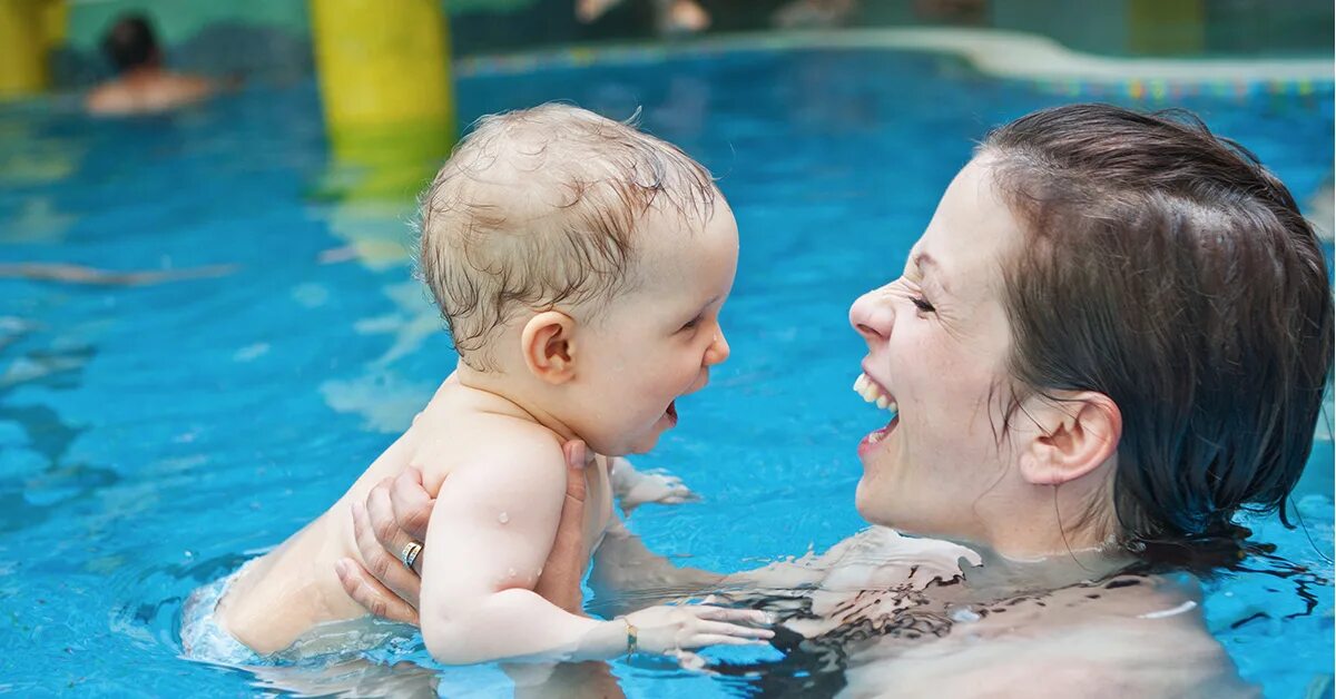 Грудничковое плавание с какого. Дети в бассейне. Мама и малыш в бассейне. Фотосессия в бассейне ребенок и мама. Дети купаются в бассейне.
