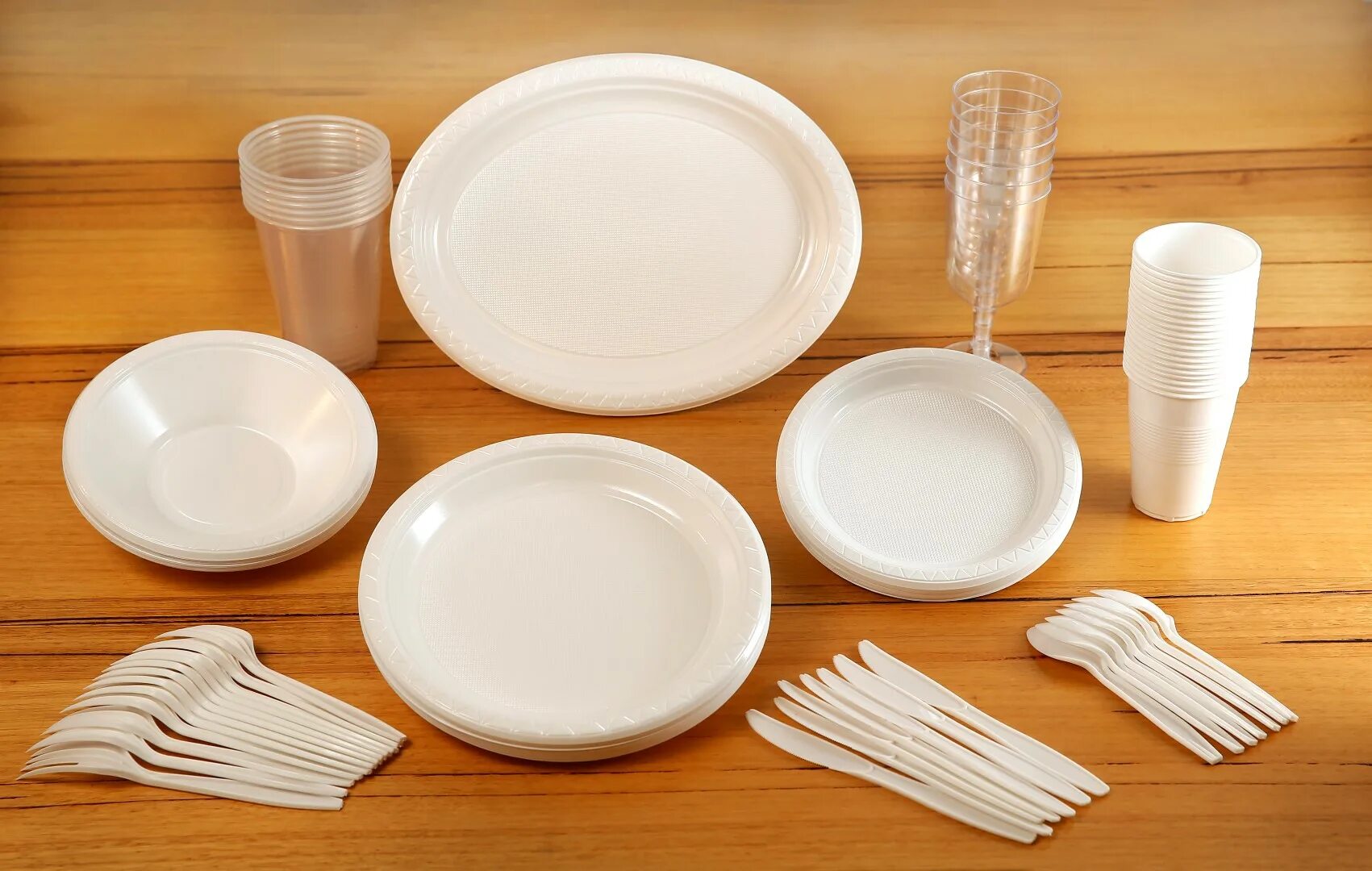 Plastic plates. Disposable plates. plastic plate. plate cup. single use dishes.