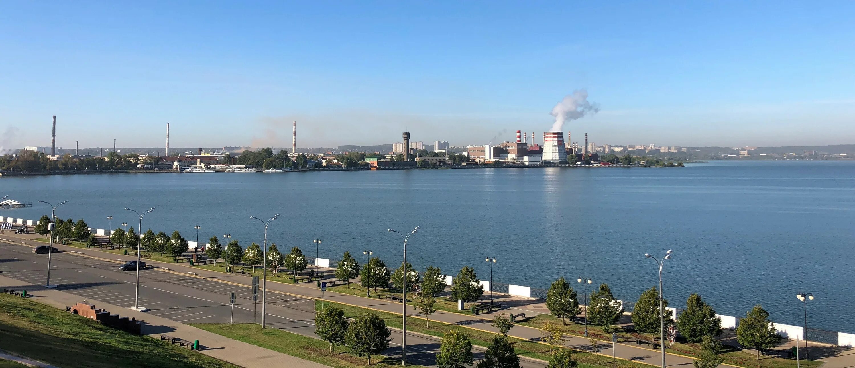 Городские сайты ижевска. Ижевский пруд Ижевск. Набережная Ижевского пруда. Река в Ижевске на набережной. Вид на Ижевский пруд.