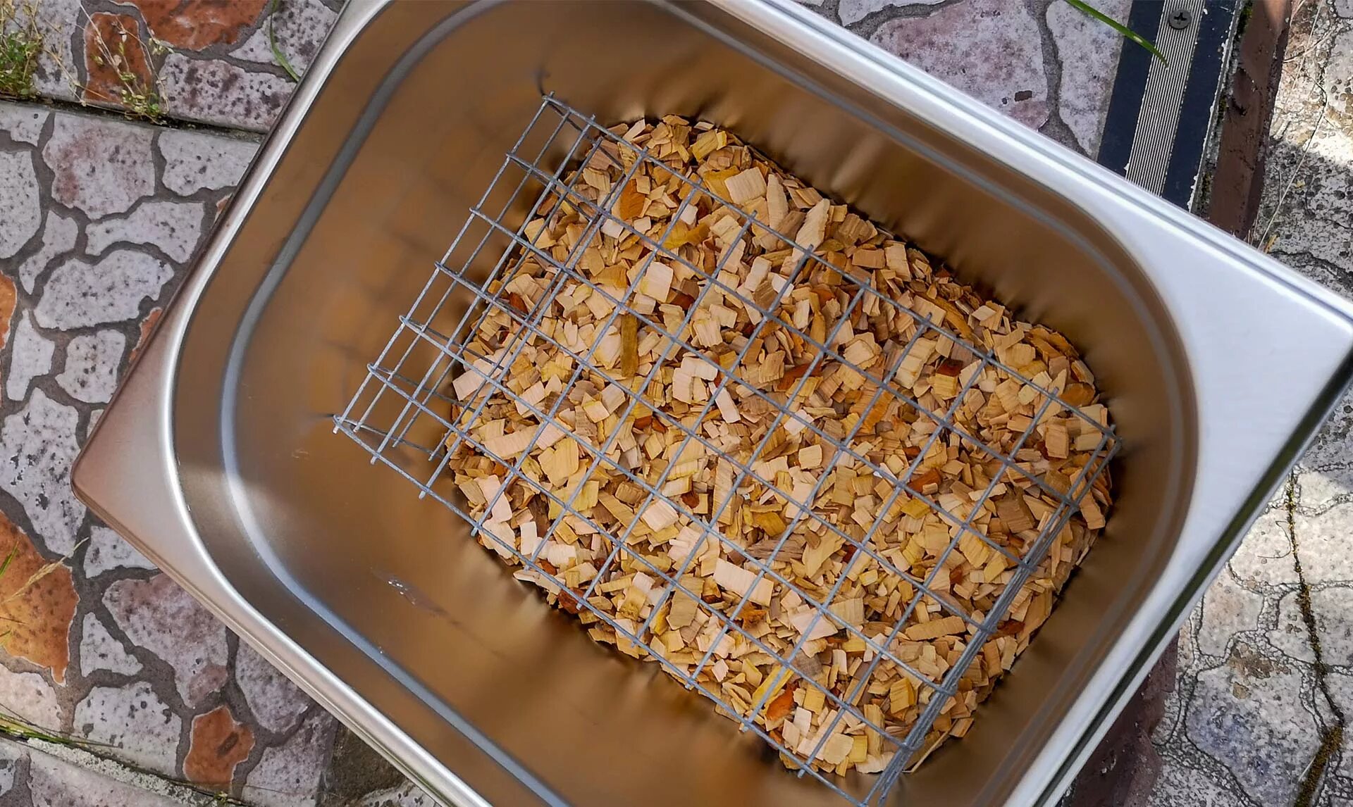 Щепа для коптилки. Копченая на ольховой стружке. Опилки для коптилки. Сколько щепы класть в коптильню горячего копчения. Коптильня с опилками.