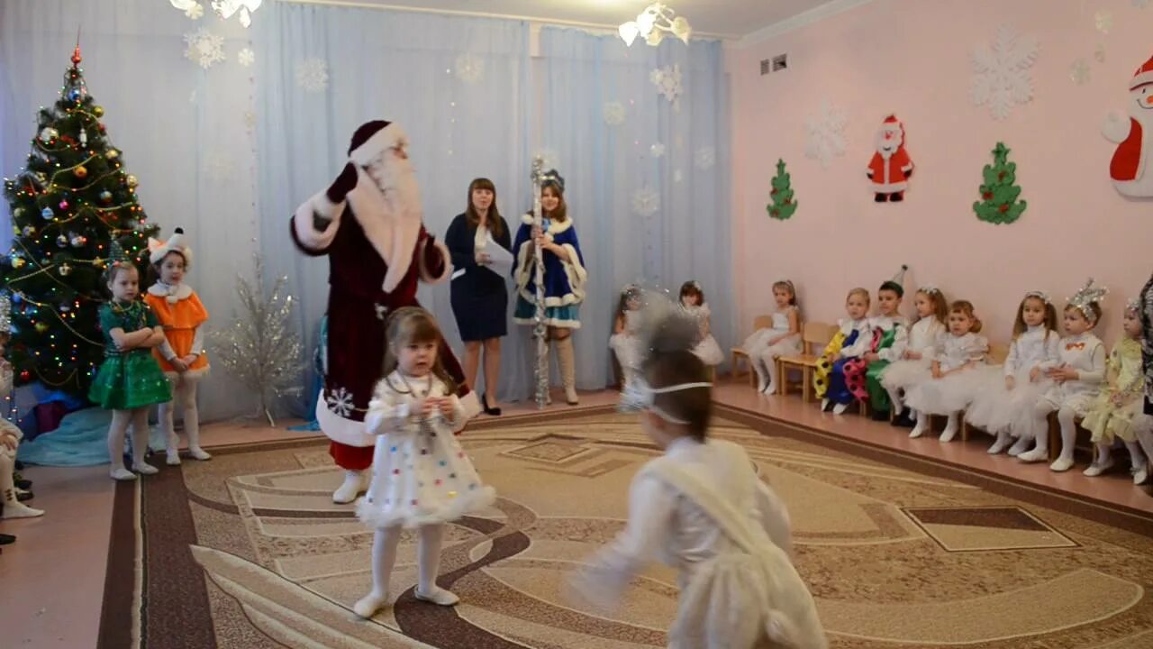 танец деда мороза в детском саду музыка. танец деда мороза в детском. танец деда мороза в детском саду. танцующий дед мороз в детском саду. костюм морозят в детском саду.