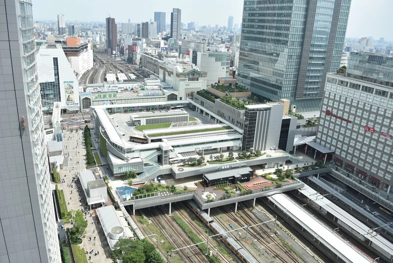 Tokyo station. Станция Синдзюку Токио. Вокзал Синдзюку в Токио. Япония станция Синдзюку. Токио Шинджуку ЖД станция.