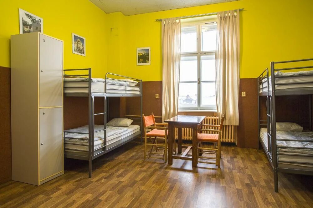 Интерьер хостела. Комната в детском лагере. Интерьер хостела. Хостел общежитие. Отдельная спальная комната в хостеле.