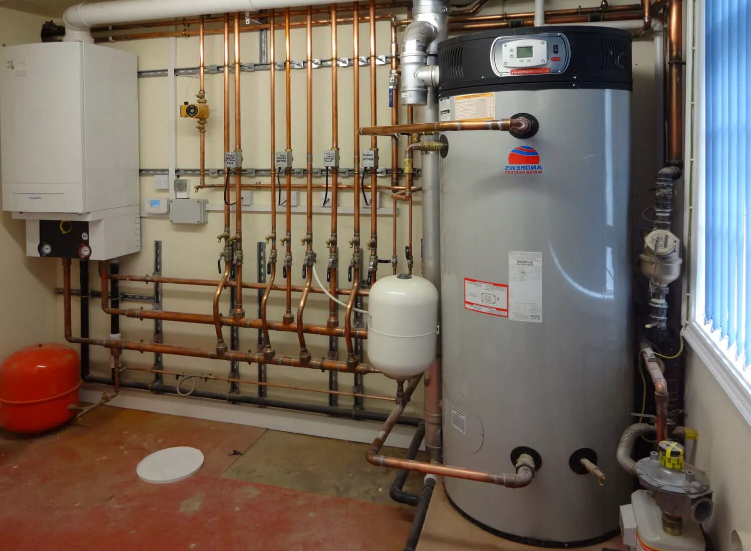 Накопительное отопление. Титан бойлер водонагреватель отопления. Схема подключения буферной емкости к твердотопливному котлу. Газовая котельная в частном доме. Бойлер напольный 100 в котельной.