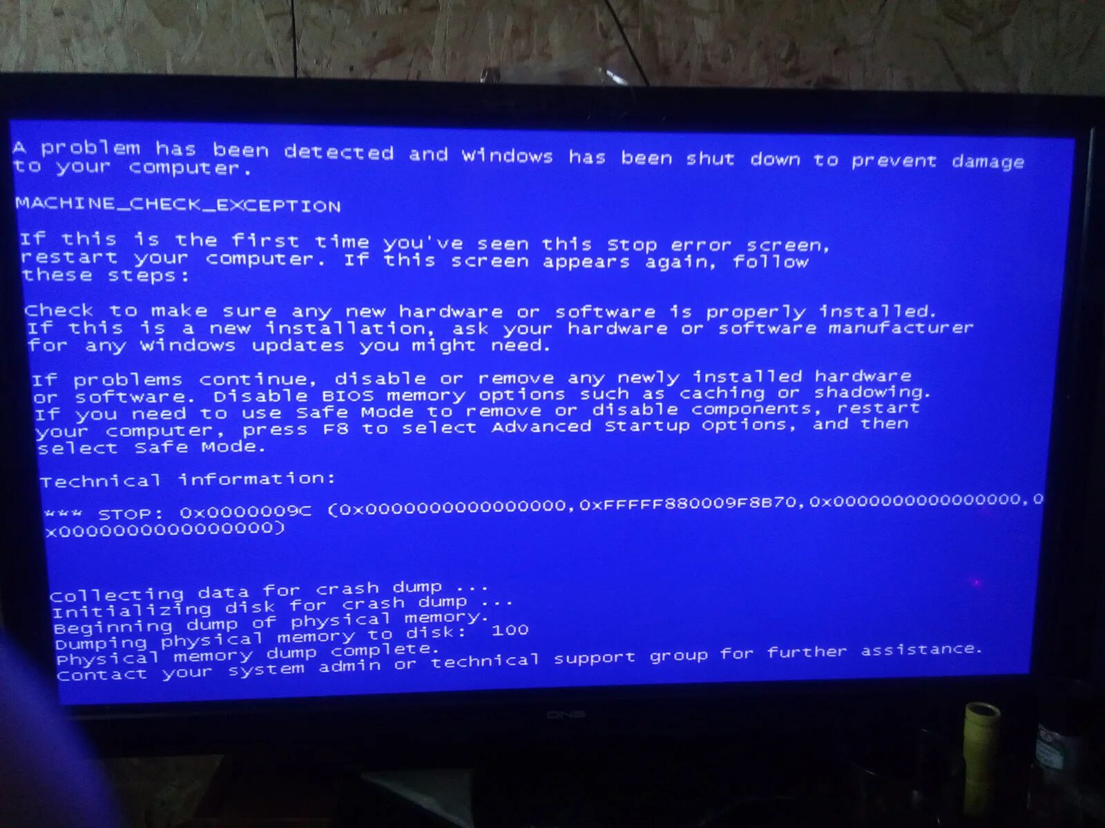 Синий экран диск Memory. Синий экран dumping physical Memory to Disk. Коричневый экран смерти. Компьютер выдает синий экран и перезагружается.
