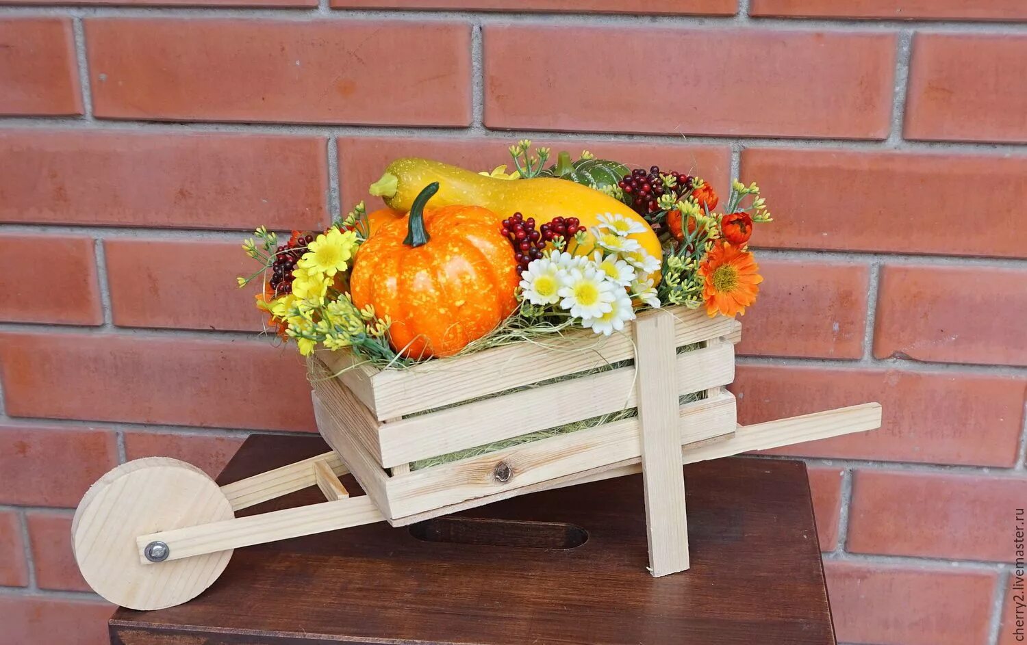 Уборка урожая в саду. Овощи на грядке. Корзинка с овощами из фетра. Корзина с овощами осень. Фетровая грядка.