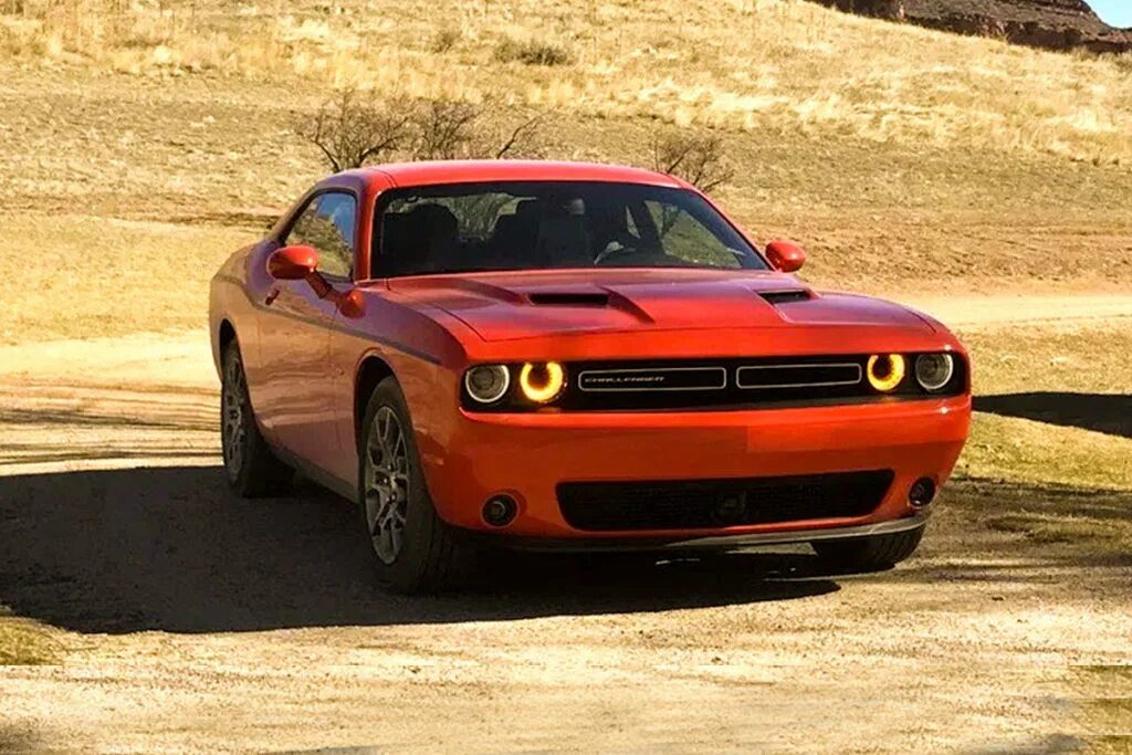 Отзывы челленджер. Челленджер dodge Challenger. Dodge Challenger 2012. Dodge Challenger 2017 gt. Додж Челленджер 1995.