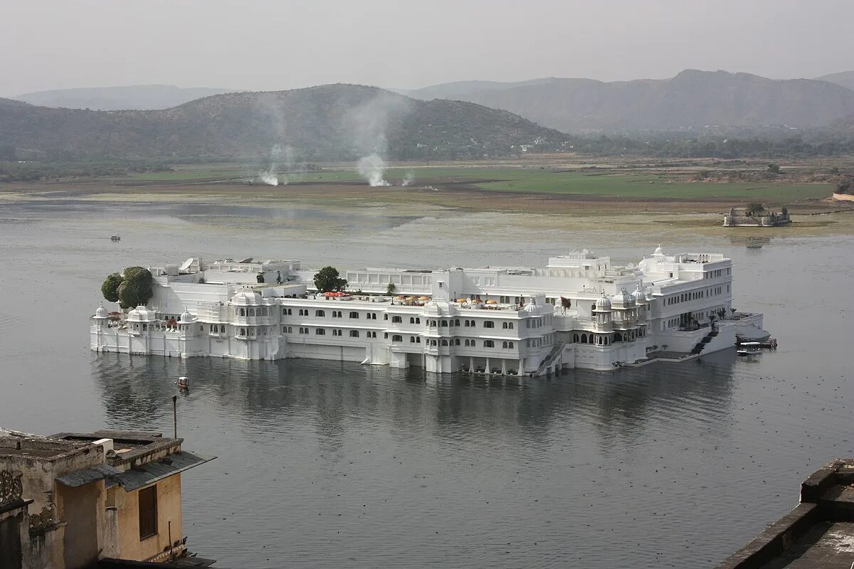 Taj lake. Озёрный дворец, удайпур, индия. taj lake palace, удайпур отель. дворец озера пикола в индии. озёрный дворец.