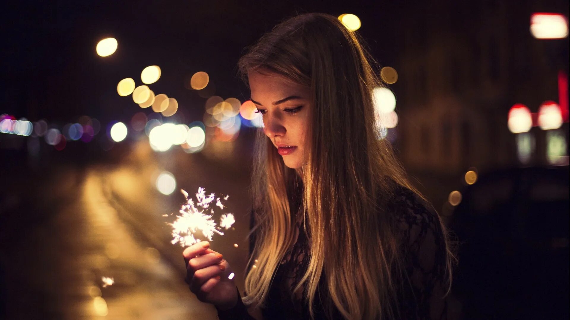 Night blonde. Девушка с бенгальским огнем. Девушка в ночном городе. Ночная фотосессия на улице. Девушка вечером.