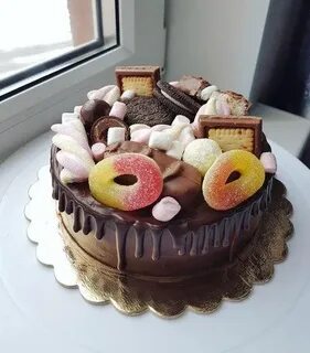 На столе стоит торт