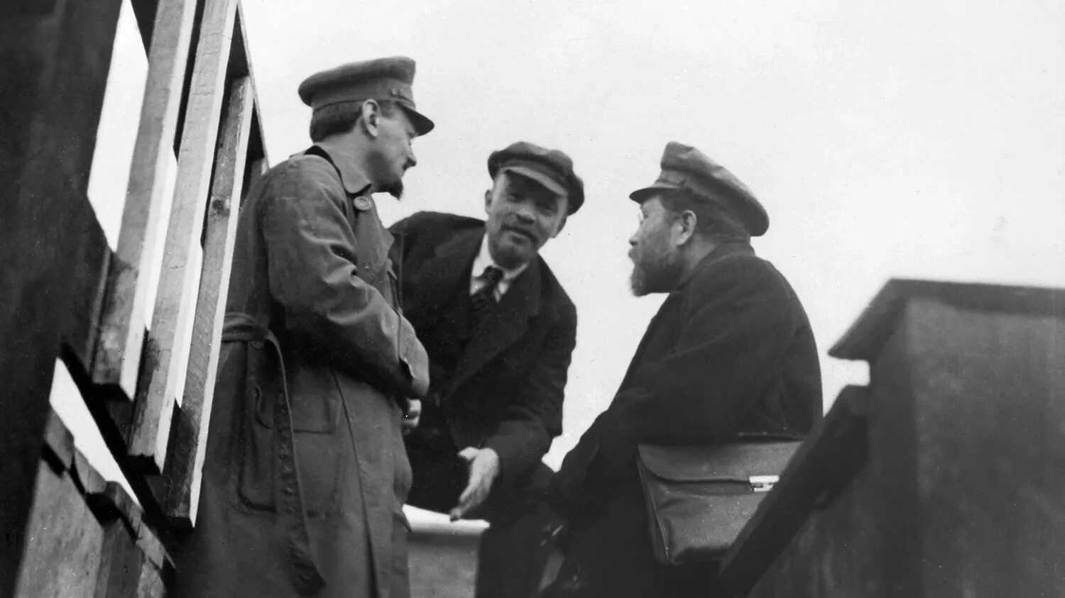 Данилкин пантократор солнечных. Лев данилкин ленин пантократор солнечных пылинок. Лев ленин. Лев данилкин ленин жзл. Данилкин пантократор солнечных.