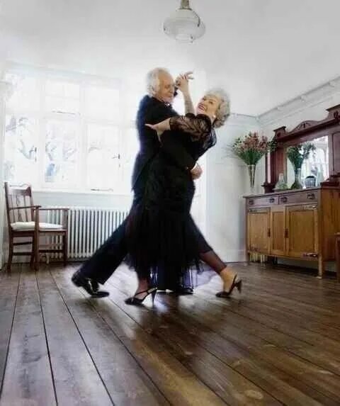 Танец взрослого мужчины. Танцы для пожилых. Пожилая пара танцует. Старики танцуют. Танцующие пары в возрасте.