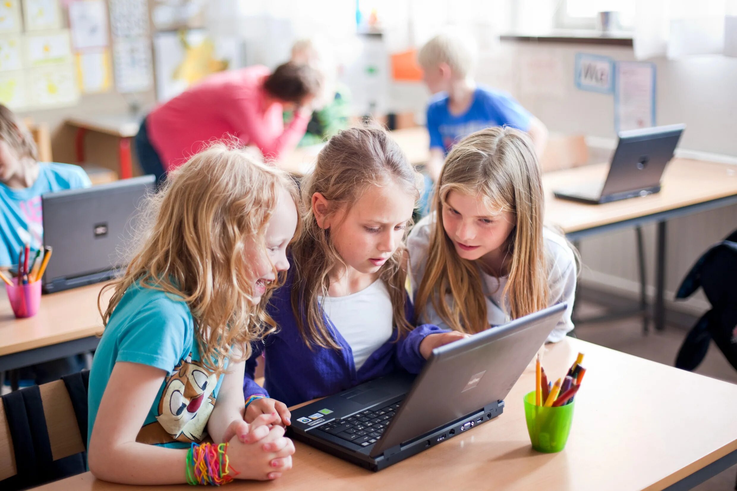 Дети в классе. Ребенок за компьютером. Компьютер в школе. Дети за компьютером в школе.