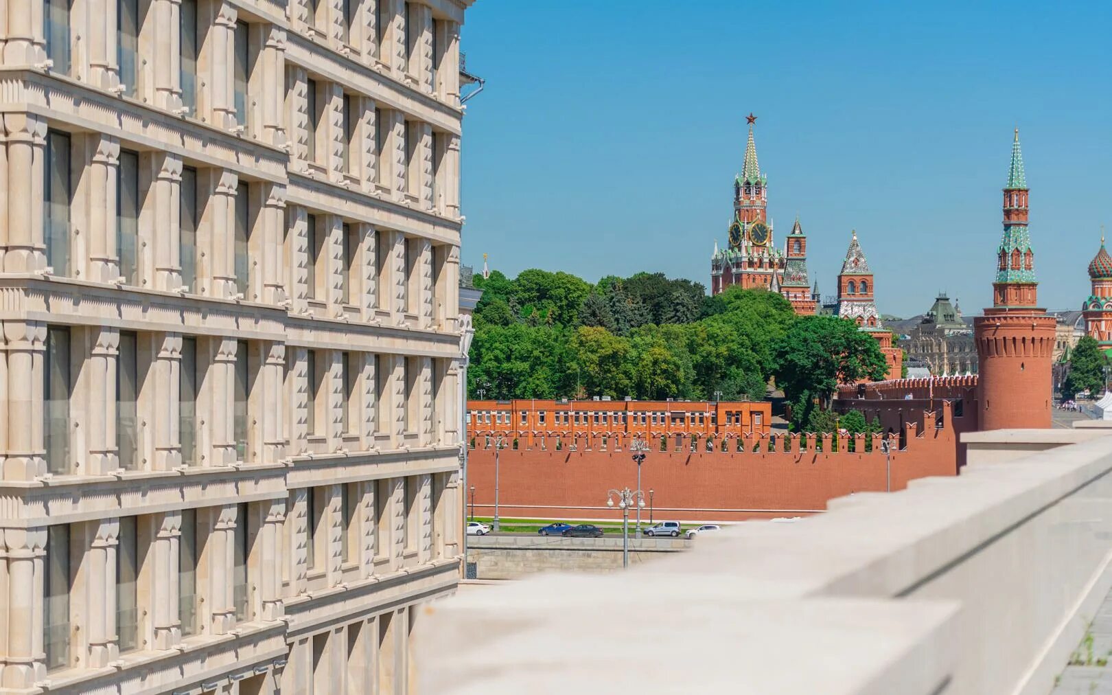 Кремлевская плита. Здания перед Кремлем. Здание высокое в Москве напротив Кремля. Домик в России напротив Кремля. Квартира напротив Кремля.