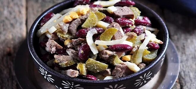 Печень с консервированной фасолью. Салат с куриной печенью и фасолью. Салат с печенью и фасолью. Салат из печени с фасолью. Салат с куриной печенью и фасолью консервированной.