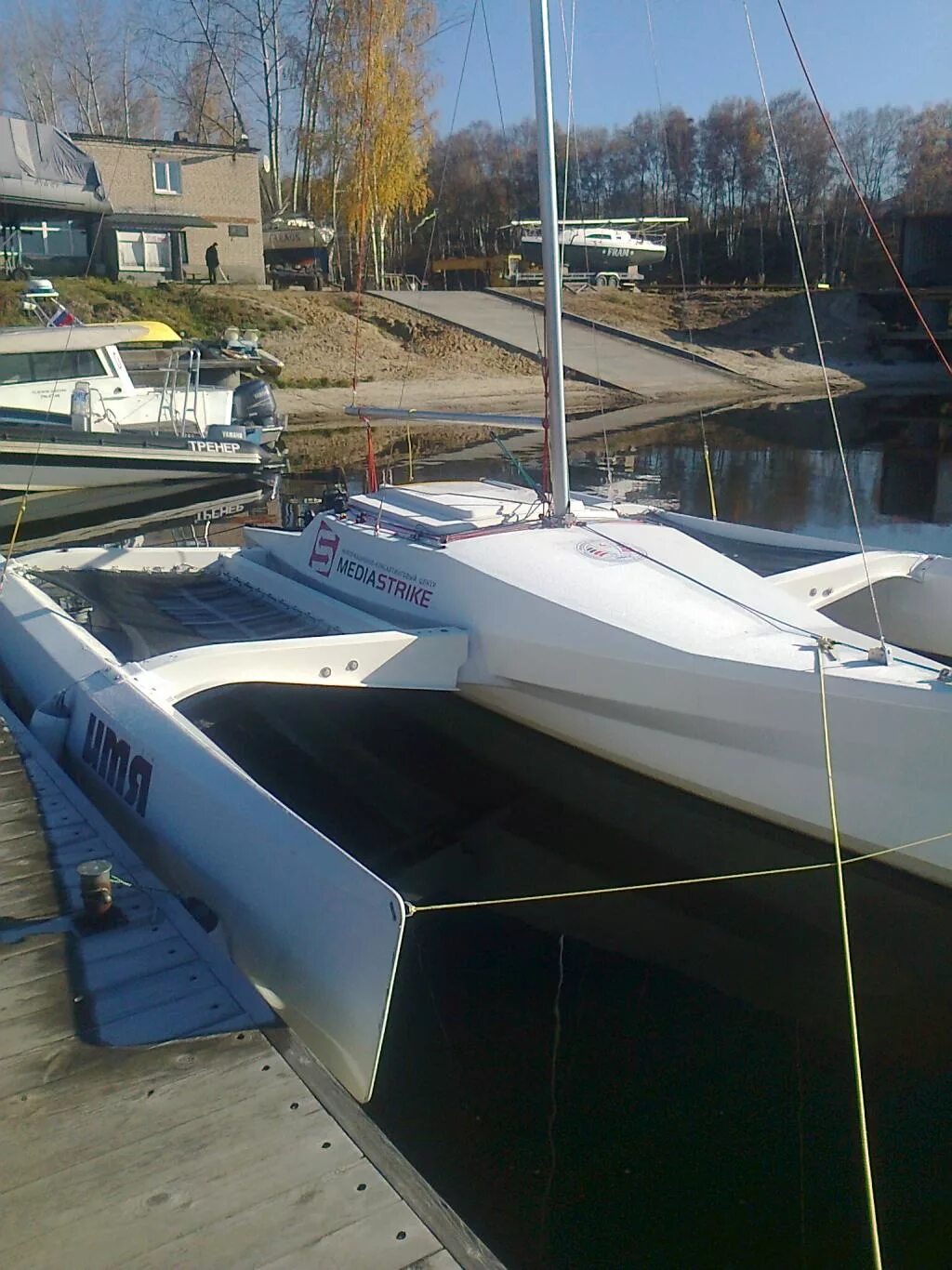 Лодки типа тримаран. Тримаран скарабей 22. парусный тримаран &quot;скарабей 22&quot;. trimaran robinson 5000. тримаран tohatsu 186.