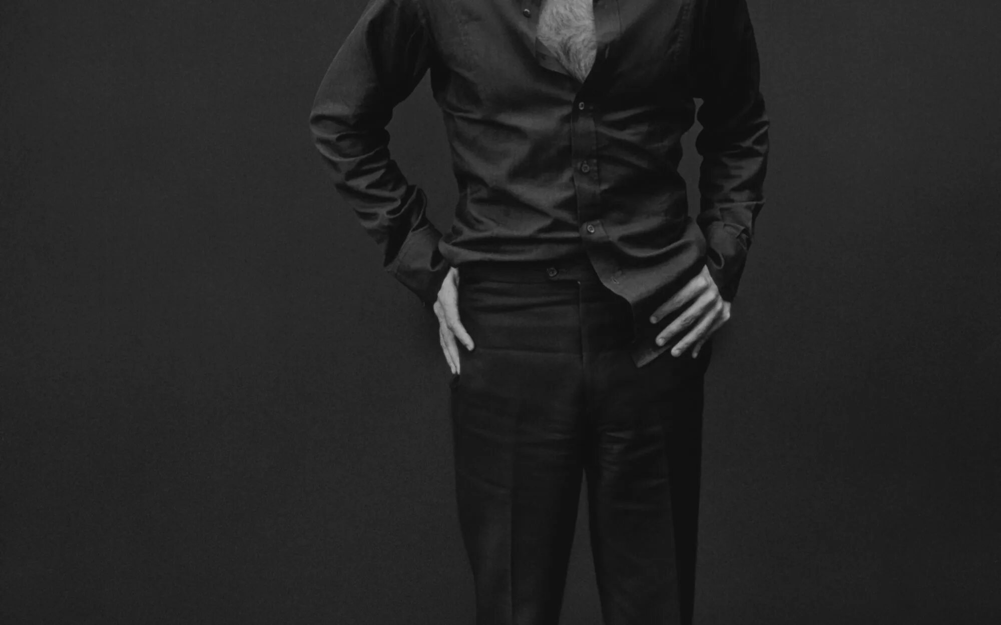 парень в черном без лица. парень в черном. парень в кожаной куртке эстетика. парень в черном. парни в костюмах эстетика.