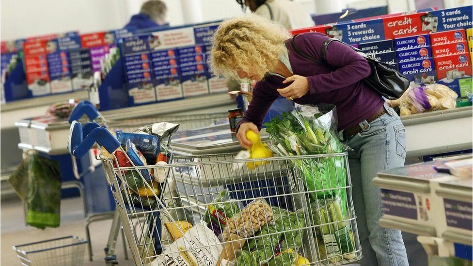 Люди в супермаркете. Уловки супермаркетов. Люди в продуктовом магазине. Люди в магазине. Девушка с тележкой в магазине.