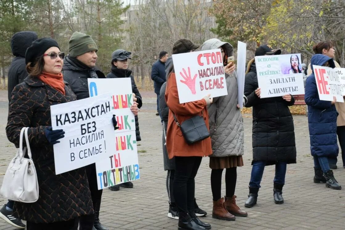 Казахстан закон о домашнем насилии. Митинг против насилия. Митинг против домашнего насилия. Против насилия в Казахстане. Мирный митинг Казахстан.
