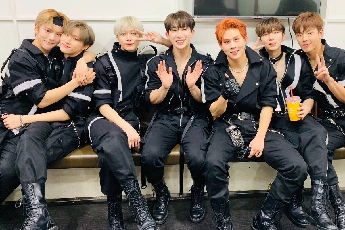 Мм 10 группа. MONSTA X. Группа MONSTA X. Группа MONSTA X 2019. Группа монста х участники.