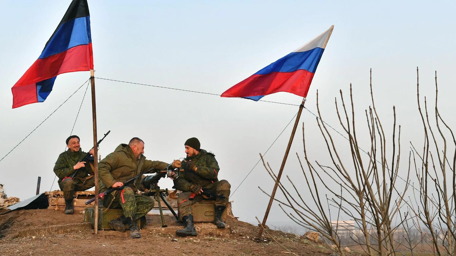 Операция знамя. Русский солдат с флагом. Российские военные с флагом России на Украине. Боевое Знамя ДНР.